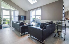 TV, fireplace, DVD player - Nice home in Skjern with kitchen (Skjern)