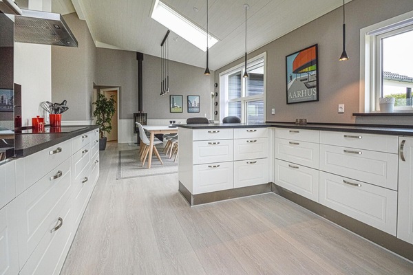 Frigorífic, placa de cuina, rentaplats i cafetera i tetera