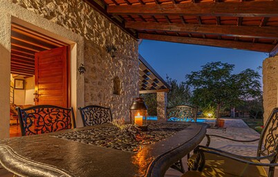 Awesome home in Lozovac