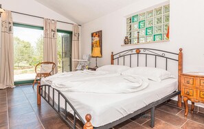 3 bedrooms, travel crib, free WiFi, bed sheets