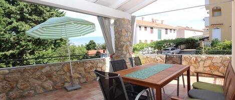 تناول الطعام بالخارج