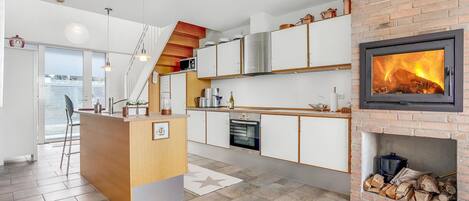 Fridge, stovetop, dishwasher, coffee/tea maker