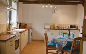 Fridge, microwave, stovetop, cookware/dishes/utensils - Awesome home in Le Faouët with WiFi (Le Faouët)