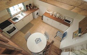 Frigorífico, microondas, placa de cocina y utensilios de cocina