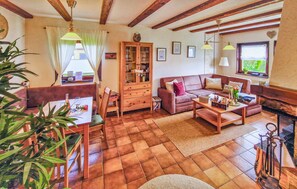 Fernseher, Kamin, DVD-Player