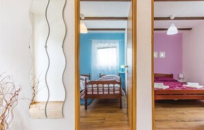 2 bedrooms, free WiFi, bed sheets - Stunning home in Peroj with WiFi (Peroj)