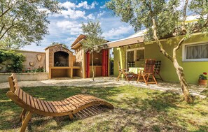 Outdoor dining - Stunning home in Peroj with WiFi (Peroj)