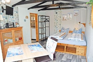 1 quarto, berço de viagem, roupa de cama