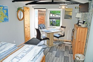 1 bedroom, travel crib, bed sheets - Quietly located vacation home with terrace on the sound (Altefähr)