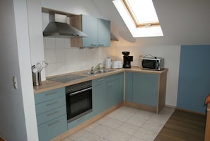 Micro-ondes, four, lave-vaisselle, cafetiĂšre/bouilloire