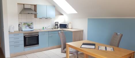 Mikrowelle, Ofen, Geschirrspüler, Wasserkocher mit Kaffee-/Teezubehör