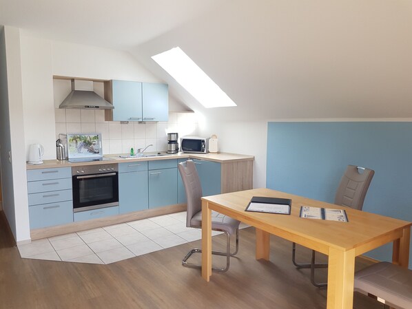 Microwave, oven, dishwasher, coffee/tea maker