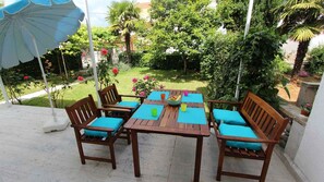 Outdoor dining - Holiday apartment with terrace (Malinska)