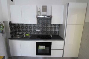 Fridge, microwave, oven, stovetop - Holiday apartment with terrace (Malinska)