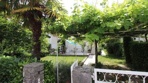 Property grounds - Holiday apartment with terrace (Malinska)