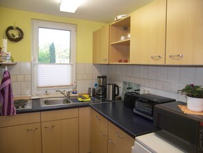 Kühlschrank, Mikrowelle, Ofen, Wasserkocher mit Kaffee-/Teezubehör