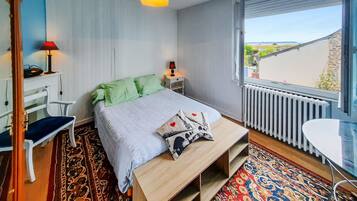 1 bedroom, travel cot