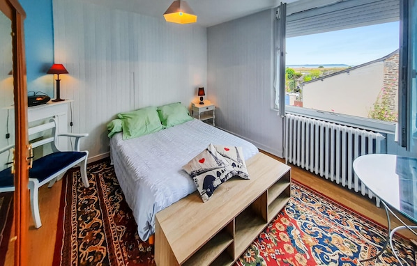 1 bedroom, travel cot