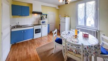 Réfrigérateur, plaque de cuisson, lave-vaisselle, cafetiÚre/bouilloire