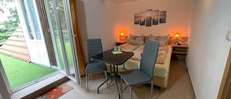 1 makuuhuone, työpöytä, vuodevaatteet, pääsy pyörätuolilla