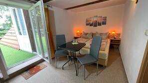 1 bedroom, desk, bed sheets, wheelchair access - 02 double room with terrace - Insel-Hotel Dobbertin (Dobbertin)