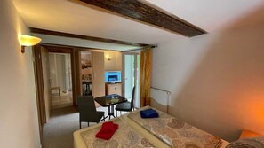 1 bedroom, desk, bed sheets, wheelchair access