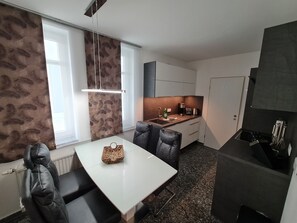 Kühlschrank, Ofen, Geschirrspüler, Wasserkocher mit Kaffee-/Teezubehör