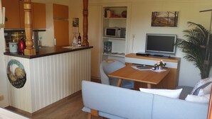A compact living space with a kitchenette, a dining area, and a seating area. - Fewo Klein - Holiday home Asel (Vöhl)
