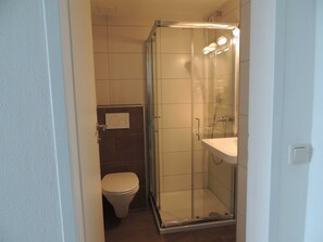 Douche, sèche-cheveux, serviettes fournies