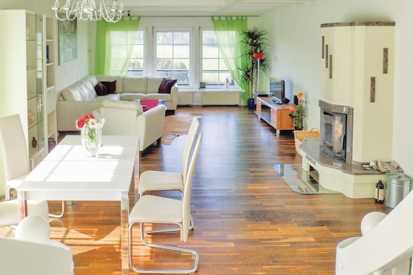 Televisor, llar de foc i reproductor de DVD