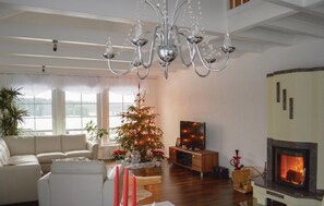 Fernseher, Kamin, DVD-Player