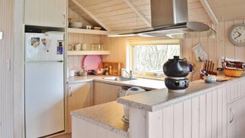 Kjøleskap, kokeplater, oppvaskmaskin og kaffetrakter/tekoker