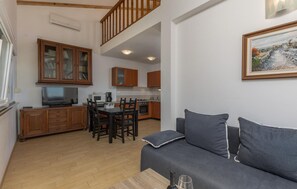 TV - Beach front apartment in Njivice with WiFi (Njivice)