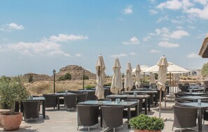 تناول الطعام بالخارج