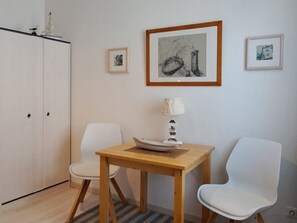 Dining - Strandgut - Balcony - only 350 m beach - Accommodation Strandgut, WLAN (Nienhagen)