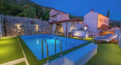 M�������kki, jossa on lasten leikkipaikka ja sauna