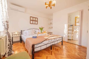 3 chambres, fer et planche Ă repasser, lit parapluie, accĂšs Internet