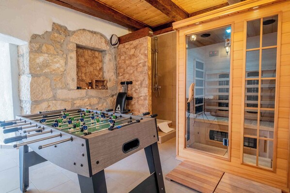 Games room - Holiday home with children's playground and sauna (Tribalj)