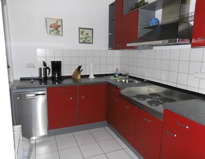 Kühlschrank, Mikrowelle, Ofen, Geschirrspüler