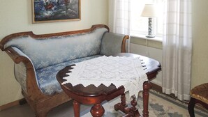 A vintage blue sofa with a lace table in front. - Lovely home in älmhult with kitchen (Älmhult)