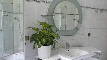 Douche, serviettes fournies