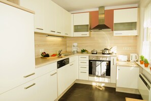 Kühlschrank, Ofen, Geschirrspüler, Hochstuhl