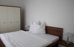 1 habitación, cuna de viaje y ropa de cama 