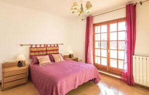 4 bedrooms, travel crib, free WiFi, bed sheets