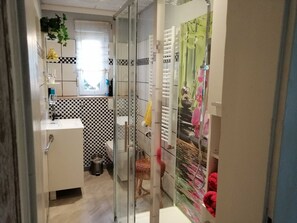 Dusche, Handtücher, Seife, Toilettenpapier