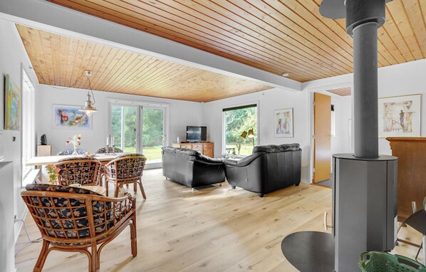 TV, fireplace - Cozy home in Herning with kitchen (Herning)