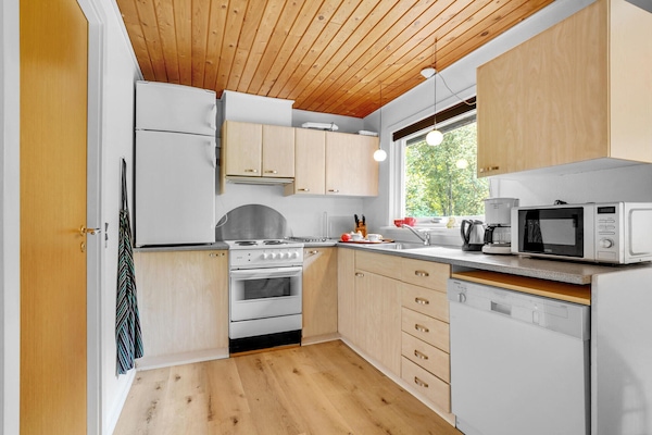 Een koelkast, een kookplaat, een vaatwasser