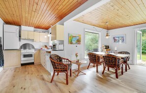 Fridge, stovetop, dishwasher, coffee/tea maker - Cozy home in Herning with kitchen (Herning)