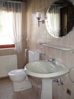 SĂšche-cheveux, serviettes fournies, papier toilette
