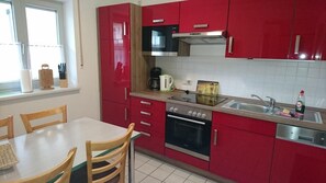 Een koelkast, een magnetron, een oven